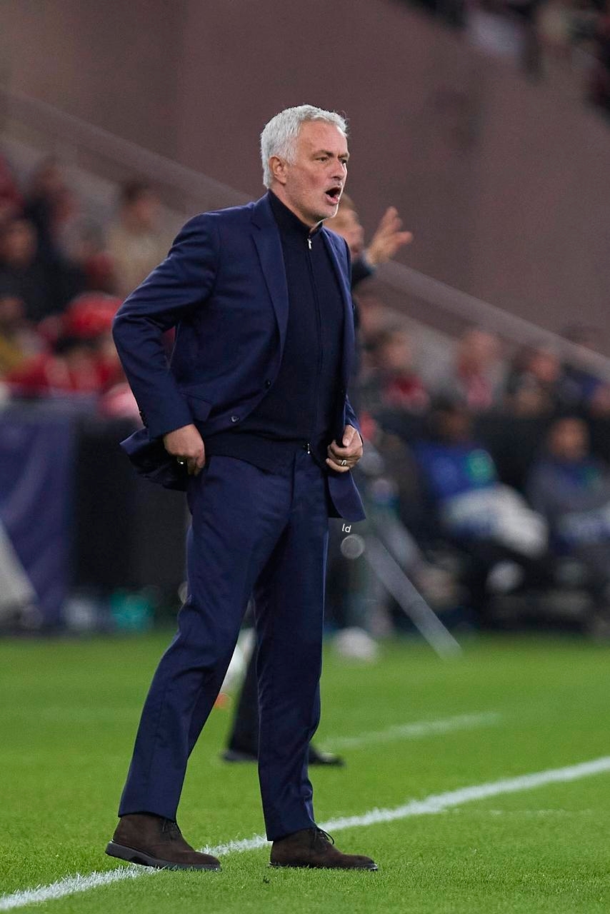 风云突变拜仁慕尼黑今晨再遭质疑本菲卡主帅复盘备战西甲，今晨拜仁慕尼黑调整名单以备意甲看傻球迷 